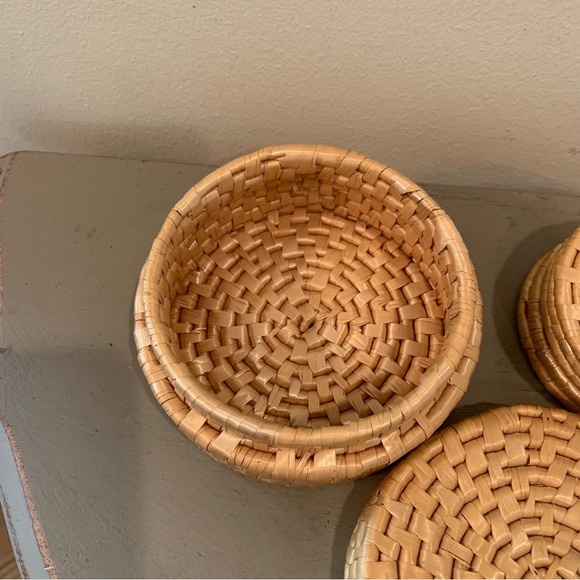Five Rattan Coaster Set With Container - Picture 5 of 6